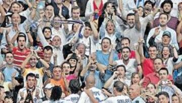 <b>COMO UNA PIÑA. </b>Los jugadores celebraron el gol de Raúl con un público entusiasmado y agradecido por el espectáculo.