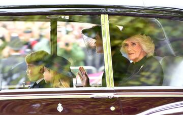 El príncipe George de Gales, la princesa Charlotte de Gales, Catherine, la princesa de Gales y Camilla, la reina consorte, llegando al funeral de Isabel II. 