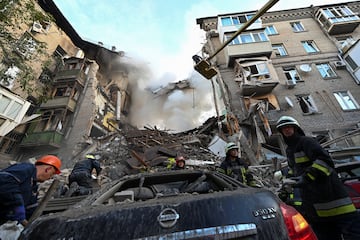 Zaporiyia es una ciudad de Ucrania situada sobre el río Dniéper, centro administrativo de la óblast de Zaporiyia. Este jueves varias explosiones han sacudido la ciudad. Al menos dos personas han muerto esta madrugada en un bombardeo sobre varios bloques de viviendas.