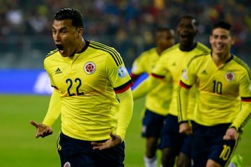 En total tiene 27 partidos con la Selección absoluta y un gol, que se lo anotó a Brasil en la Copa América de 2015.