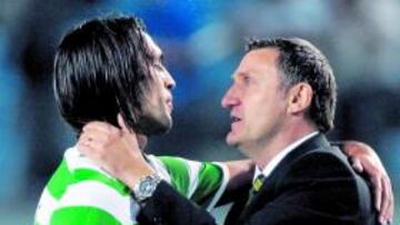 <b>SALVADOR. </b>Samaras, felicitado por su técnico, Tony Mowbray.