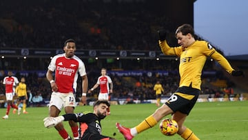 Raya evita un gol del Wolverhampton.