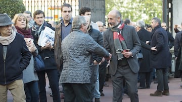 El candidato Aitor Elizegi saluda a un seguidor.