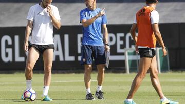 Pako Ayestarán, con Mario Suárez.