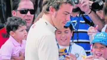 <b>ADMIRADO. </b>Fernando Alonso firmó muchos autógrafos, aunque sin el aluvión de público que se vivió en la jornada del domingo.