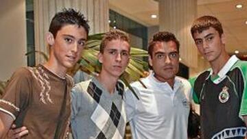 <b>EL REGRESO. </b>El ahora sevillista Aldo Duscher posó ayer para AS a la entrada del Hotel Santemar con unos aficionados del Racing.