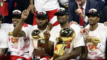 OAKLAND, CALIFORNIA - JUNE 13: Kawhi Leonard #2 and Serge Ibaka #9 of the Toronto Raptors celebrates their teams victory over the Golden State Warriors in Game Six to win the 2019 NBA Finals at ORACLE Arena on June 13, 2019 in Oakland, California. NOTE TO USER: User expressly acknowledges and agrees that, by downloading and or using this photograph, User is consenting to the terms and conditions of the Getty Images License Agreement.   Ezra Shaw/Getty Images/AFP
 == FOR NEWSPAPERS, INTERNET, TELCOS &amp; TELEVISION USE ONLY ==