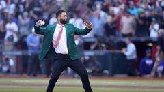 El golfista español Jon Rahm realiza el saque de honor antes del partido de la Serie Mundial de la MLB entre los Texas Rangers y los Arizona Diamondbacks.