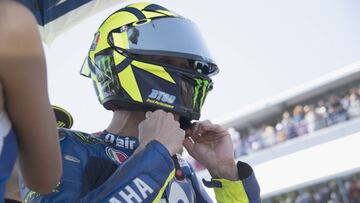 JEREZ DE LA FRONTERA, SPAIN - MAY 06:  Valentino Rossi of Italy and Movistar Yamaha MotoGP (in the helmet the sticker for Bryan Toccaceli) prepares to start on the grid during the MotoGp race during the MotoGp of Spain - Race at Circuito de Jerez on May 6, 2018 in Jerez de la Frontera, Spain.  (Photo by Mirco Lazzari gp/Getty Images)