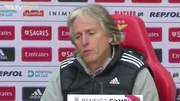 ¿Para alabar a Maradona hay que atizar a Cristiano y sobre todo a Messi así? El entrenador del Benfica...