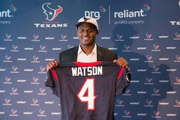 Deshaun Watson llega a la NFL como campeón de la NCAA con Clemson. Es el quarterback rookie que parte con más papeletas para ser titular. Los Texans se encomiendan a su liderazgo y arrojo para competir por todo este año.