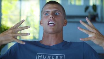 El surfista Koa Smith, con una camiseta azul de Hurley, abriendo las manos, los ojos y la boca para relatar sus aventuras con las setas tras el accidente en Nias (Indonesia).