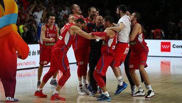 Djordjevic celebra con sus jugadores la clasificaci&oacute;n para la final del Mundial 2014.