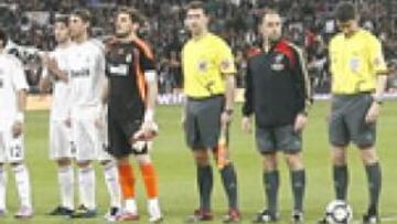 <b>ALINEACIÓN. </b>Las formaciones de ambos equipos posan en el derbi de la temporada pasada en el partido disputado en el Santiago Bernabéu.