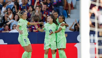 VALENCIA, 20/10/2024.- La centrocampista del Barcelona Vicky López (d) celebra tras anotar un gol este domingo, antes del partido de la jornada 7 de LaLiga F, entre el Levante y el Barcelona, en el estadio Ciutat de València. EFE/ Ana Escobar