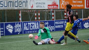 Jordan Pereke marca el gol del triunfo del L'Entregu CF frente al CD Covadonga (0-1) en el estadio Álvarez Rabanal de Oviedo.
