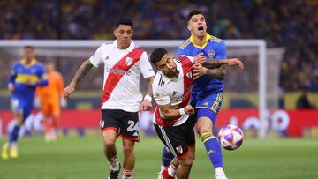 AMDEP6389. BUENOS AIRES (ARGENTINA), 11/09/2022.- Martín Payero (d) de Boca disputa un balón con Pablo Díaz de River hoy, en un partido de la primera división argentina entre Boca Juniors y River Plate en el estadio La Bombonera en Buenos Aires (Argentina). EFE/ Juan Ignacio Roncoroni
