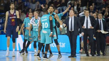 Sylven Landesberg se abraza con Omar Cook durante el partido contra el Barcelona.