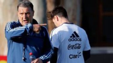 Martino ha entrenado a Messi en el Barcelona y en la selección Argentina.