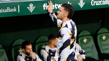 Ceballos, en el banquillo del Villamarín, antes del Betis-Real Madrid de la temporada 2023-24.