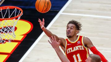 Atlanta (United States), 29/12/2020.- Atlanta Hawks guard Trae Young (L) in action against Detroit Pistons center Mason Plumlee (R) during the second half of the NBA basketball game between the Detroit Pistons and the Atlanta Hawks at State Farm Arena in Atlanta, Georgia, USA, 28 December 2020. (Baloncesto, Estados Unidos) EFE/EPA/ERIK S. LESSER SHUTTERSTOCK OUT