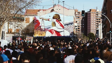 Aficionados se acercan a los aleda?os del estadio para disfrutar del duelo entre el Rayo Vallecano - Real Madrid.