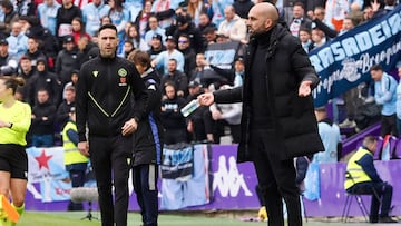 Claudio Giraldez da instrucciones a sus jugadores ante el Valladolid en Zorrilla.
