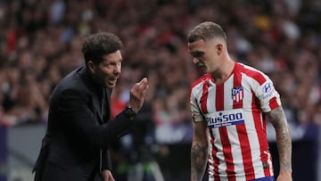 Simeone dando instrucciones a Trippier durante un partido del Atlético en el año 2019.