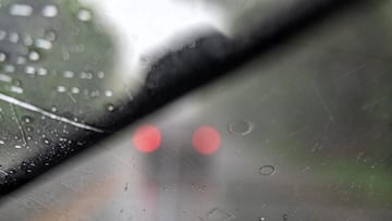 ¿Cómo desempañar los vidrios del auto cuando llueve?