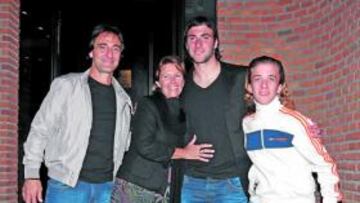 <b>EL SECRETO DE HIGUAÍN. </b>Es su familia, con la que ayer cenó en De María: Jorge, Nancy y Lautarito.