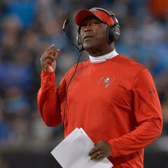 Los Buccaneers dan la sorpresa y despiden a Lovie Smith