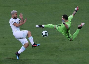 Sergio Agüero y David Ospina.