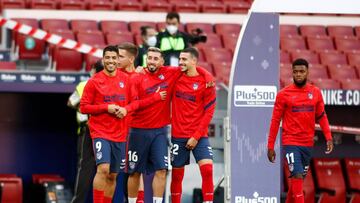 Herrera, entre Luis Suárez y Hermoso.