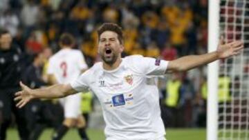 Coke, festeja la consecución de la Europa League.