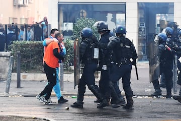 Marseille's ultras battle with French police before PSG game