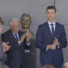 Cristiano Ronaldo posa con su 'polémico' busto en el aeropuerto