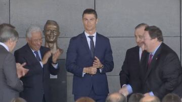Cristiano Ronaldo posa con su 'polémico' busto en el aeropuerto