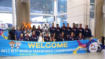 La delegaci&oacute;n espa&ntilde;ola posa en el aeropuerto antes de afrontar los Campeonatos del Mundo de Taekwondo en Muju (Corea del Sur).