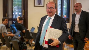 El ministro de Cultura y Deportes, Miquel Iceta, a su llegada a una rueda de prensa sobre la resolución del Tribunal Administrativo del Deporte, en la Delegación del Gobierno en Cataluña, a 1 de septiembre de 2023, en Barcelona, Catalunya (España). El Consejo Superior de Deportes (CSD) ha informado de que insta al Tribunal Administrativo del Deporte (TAD) a suspender provisionalmente a Luis Rubiales, "después de que este órgano, independiente del CSD en sus actuaciones, haya iniciado este viernes el procedimiento sancionador contra el mandatorio por la presunta comisión de dos infracciones graves". El Consejo Superior de Deportes elevó el pasado viernes 25 de agosto al Tribunal Administrativo del Deporte una petición razonada por una posible vulneración de los artículos 76.1a de la Ley del Deporte, referente a los abusos de autoridad, y 14.h del Real Decreto 1591/1992, referido a los actos notorios y públicos que atenten a la dignidad o decoro deportivos, por parte de Luis Rubiales. Ambas infracciones están calificadas como muy graves.