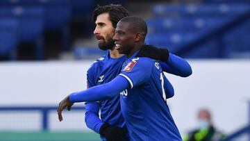 Docoure celebra con André Gomes el gol que clasificó al Everton.