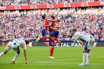 Los jugadores del Atlético celebran el 1-1 de Sorloth. 