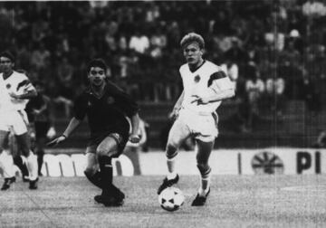 Hijo de Manuel Sanchis, otro clásico del conjunto blanco, fue el primer jugador en alcanzar los 700 partidos defendiendo la camiseta blanca (acabó con 710, y posteriormente fue sobrepasado por Raúl y Casillas: jugó desde 1983 hasta 2001). Zaguero, pese a haber debutado como centrocampista, su manera a la hora de sacar el balón jugado, su gusto por subir a rematar a la zona de ataque rival, sólo acudió a la Eurocopa de Alemania, en 1988, donde participó en los tres encuentros de la Selección española.