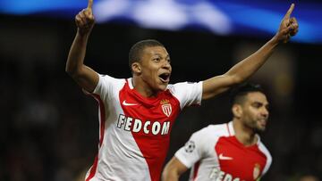 Kylian Mbappé celebra un gol con el Mónaco.