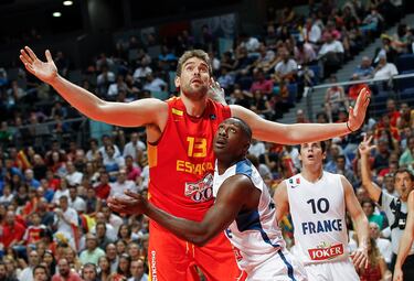Con 191 partidos, Marc es el octavo jugador con ms internacionalidades en la historia de la Seleccin. Debut en el Mundial de Japn 2006, donde Espa?a conquist su primer oro intercontinental. En 2019, en China, alz el segundo. Tiene, adems, otros dos primeros puestos europeos (2009 y 2011) y dos platas Olmpicas (2008 y 2012) y una continental (2007). Su palmars lo completan dos bronces en los Eurobasket de 2013 y 2017.
