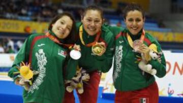 Valeria López, Doramitzi González y Vianney Trejo con sus medallas de plata, oro y bronce, respectivamente.