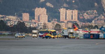 Este fue el momento en el que el bus que transportaba a la Selección Colombia llegó al aeropuerto militar de Catam.