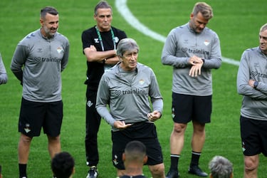 El entrenador del Real Betis, Manuel Pellegrini, durante el entrenamiento.