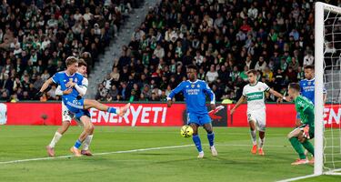 1-1. Córner que saca el Real Madrid, toca Jude Bellingham y Dean Huijsen caza el balón suelto para anotar el primer tanto.