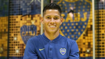 Jorman Campuzano en el camerino de Boca. El volante colombiano fue presentado en el equipo argentino 