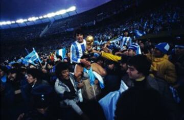 Es toda una leyenda en el f¨²tbol argentino. Es uno de los defensas m¨¢s goleadores de la historia con 134 goles en 451 partidos oficiales. Passarella es el ¨²nico jugador argentino que form¨® parte de los dos equipos nacionales que ganaron el Mundial de 1978 y 1986. Jug¨® en River Plate, Fiorentina y en el Inter. En la imagen, Passarella tras ganar la Copa del Mundo de 1978.